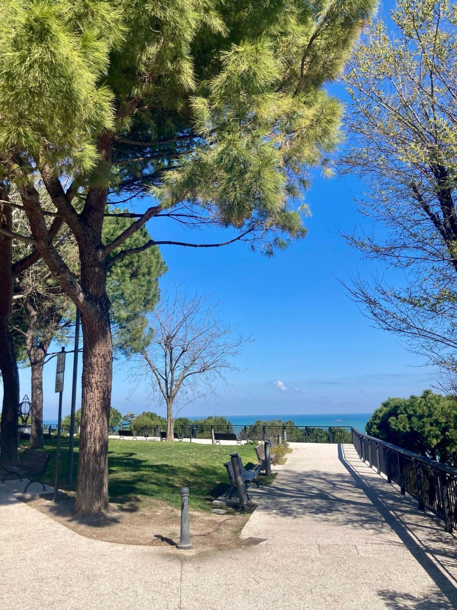 Monolocali Da Vinci Hotel Falconara Marittima Luaran gambar